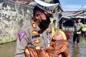 Bantu Evakuasi, Polres Singkawang Selamatkan Bayi Korban Banjir