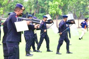 Tersangka Tragedi Kanjuruhan Peragakan Penembakan Gas Air Mata di Mapolda Jatim