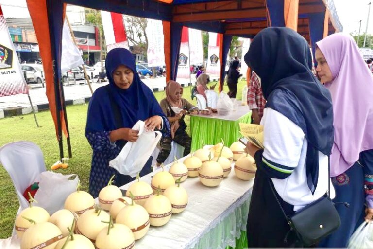 Keberhasilan Ibu-Ibu di Blitar Budi Daya Melon di Green House
