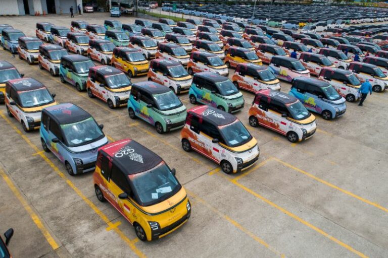 Jadi Official Car Partner KTT G20, Wuling Serahkan 300 Unit Mobil Air EV