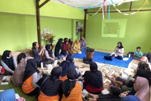 Wadusil dan Ecoton Edukasi Perempuan di Tuban Cara Pengelolaan Sampah Plastik