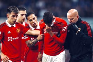 Varane Menangis Akibat Cedera, Ten Hag Janji Terus Berikan Kabar Terbaru