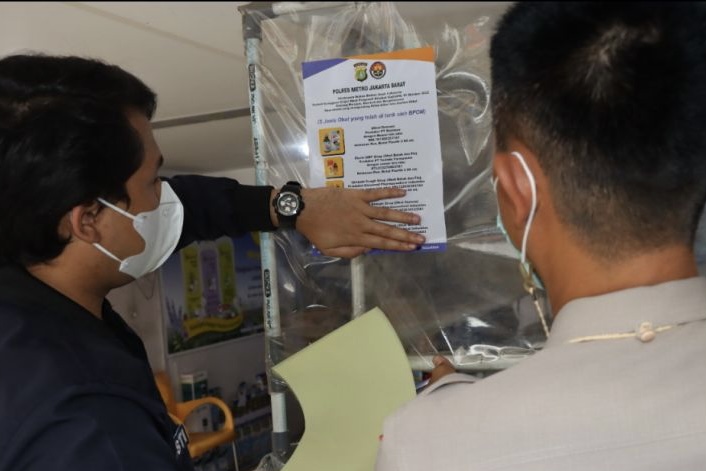 Demi Edukasi Masyarakat, Polisi Tempelkan Pamflet Obat Sirup yang Dilarang