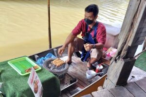 Pattaya Floating Market, Datang Disambut Ladyboy, Jalan-Jalan Makan Sate Buaya