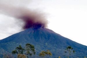 Jalur Pendakian Ditutup Usai Gunung Kerinci Keluarkan Asap Tebal