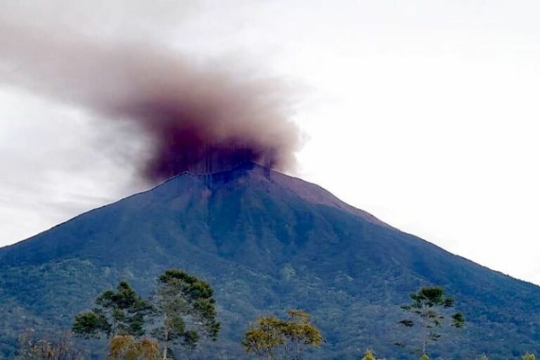 Jalur Pendakian Ditutup Usai Gunung Kerinci Keluarkan Asap Tebal