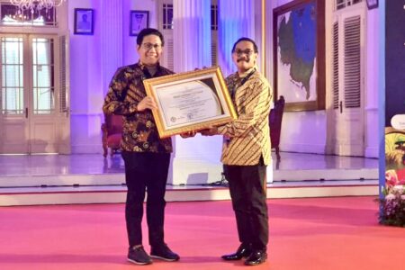 Pemkab Garut Terima Lencana Bakti Desa Dari Kemendes PDTT