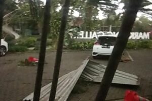 Warga Korban Angin Kencang di Sidoarjo Mengungsi ke Balar RW