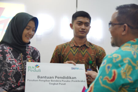 Serahkan Beasiswa untuk Siswa Paskibraka Nasional Asal Kalbar, PLN Peduli Dunia Pendidikan
