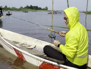 Kampanyekan Jaga Kebersihan, Walikota Pontianak Kayuh Sampan dan Mancing di Sungai Kapuas