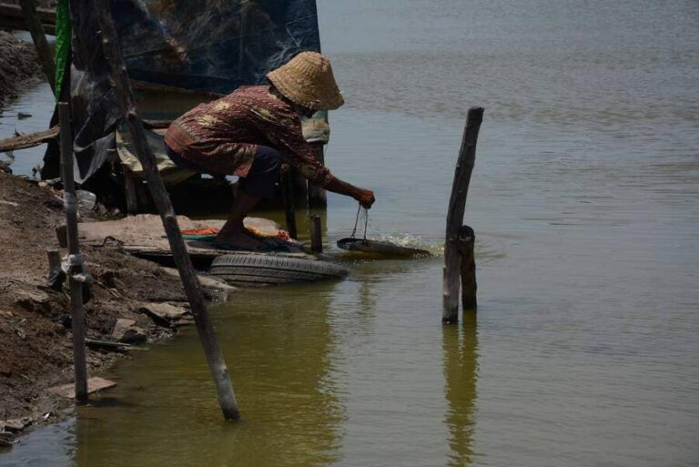 Panen garam di Tambak Osowilangun Surabaya