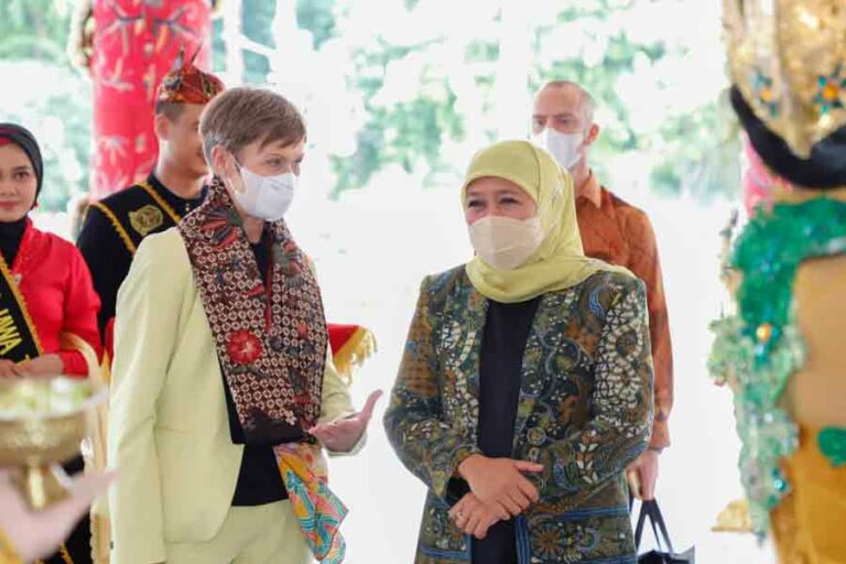 Dubes Swedia temui Gubernur Khofifah Bahas Rencana Investasi Transportasi Publik Duta Besar Swedia Marina Berg bersama Gubernur Jawa Timur