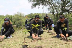 Peringati HUT Humas Polri ke-71, Polrestabes Surabaya Tanam Bibit Pohon Mangrove