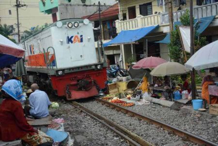 Pasar Ekstrem Surabaya, Eksis Bersanding dengan Laju Kereta