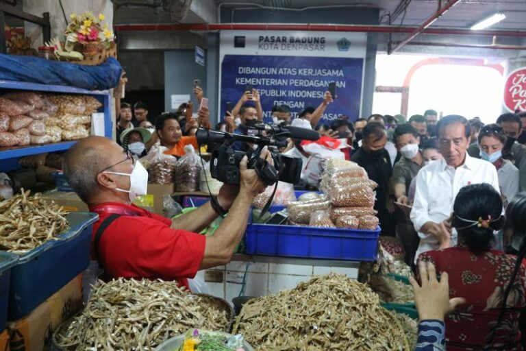 Jokowi Blusukan dan Berdialog dengan Para Pedagang di Pasar Badung Bali