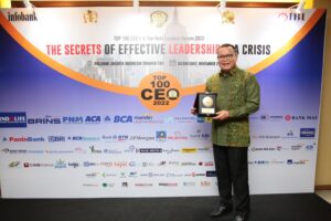 Dirut Bank Kalbar Raih The TOP CEO dari 100 CEO 2022