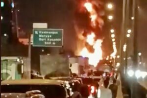 Api Berkobar, Truk Pertamina Terbakar di Exit Tol Kembangan