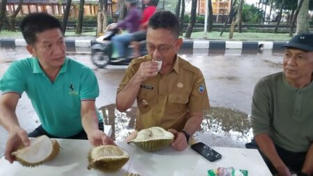 Cicipi Durian Jemongko, Edi Kamtono : Salah Satu Durian Terbaik di Kalbar