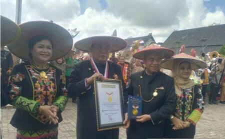 Gelar Kegiatan ‘Seraung’ dengan 11.553 Orang, Masyarakat Kutai Barat Berhasil Meraih MURI