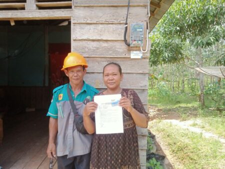 Puluhan Rumah Warga Kurang Mampu di Singkawang Nikmati Bantuan Listrik Gratis dari PLN