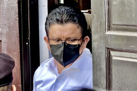 Eks Kepala Divisi Profesi dan Pengamanan (Kadiv Propam) Polri Ferdy Sambo memberikan keterangan kepada wartawan di Pengadilan Negeri Jakarta Selatan, Jakarta, Selasa (29/11/2022). (Foto: Antara)