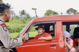 Amankan Penyaluran Bantuan, Polres Cianjur Edukasi Warga Tak Lakukan Pencegatan
