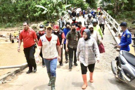 Mensos Risma Datang ke Munjungan Tinjau Lokasi Banjir Terparah