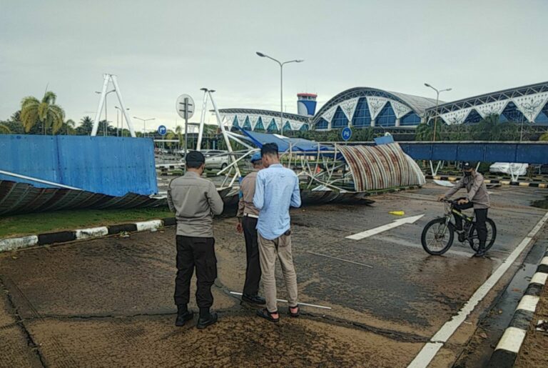 Kanopi Pejalan Kaki Bandara Internasional Supadio Rubuh Dihempas Angin Puting Beliung