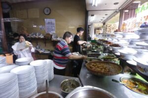 Ikut Bantu Penjual Membungkus, Mensos Bawa 600 Nasi Padang untuk Korban Gempa Cianjur