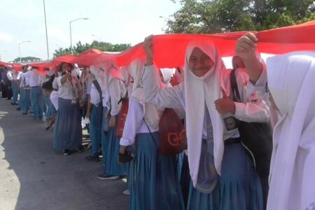 Bendera Merah Putih Sepanjang 3.219 Meter Diusung Ribuan Guru dan Siswa SMA di Surabaya, Peringati Hari Pahlawan