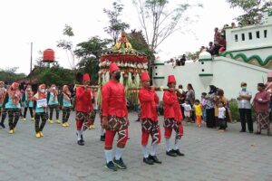 Menyelami Kearifan Budaya Dukuh lewat Kirab Merti Seni Tridadi