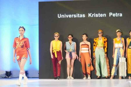 Unjuk Kebolehan, Mahasiswa UK Petra Tampilkan 28 Busana Retro di Soerabaia Fashion Tren 2023