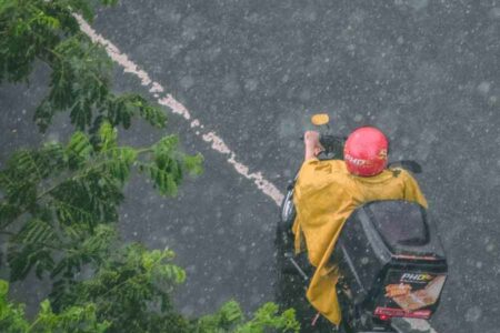 Ilustrasi hujan deras (foto: Latrach Med Jamil, unsplash)