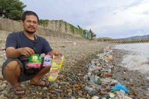 ESN Temukan Limbah Medis Tercecer di Pantai Kota Ambon, Bukti Tata Kelola Sampah Buruk