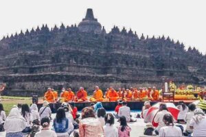 Dukung Candi Borobudur Destinasi Super Prioritas, Umat Buddha Gelar Doa Bersama Para biksu dan umat Buddha saat sedang melakukan doa bersama di pelataran Candi Borobudur. (foto: Antara)