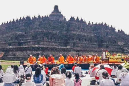 Para biksu dan umat Buddha saat sedang melakukan doa bersama di pelataran Candi Borobudur. (foto: Antara)
