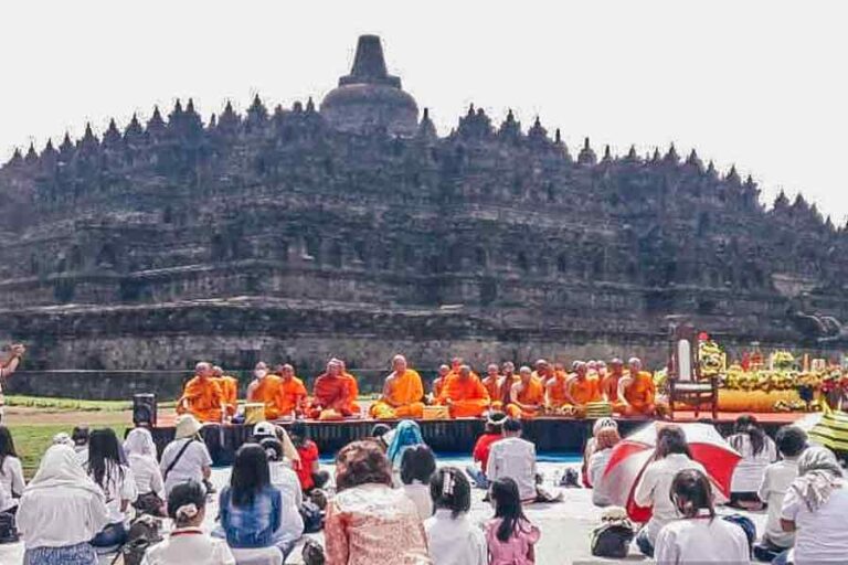 Para biksu dan umat Buddha saat sedang melakukan doa bersama di pelataran Candi Borobudur. (foto: Antara)