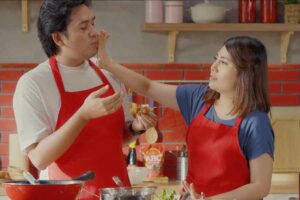 Suami dan Istri Masak Bareng di Dapur Perkuat Kedekatan Emosional