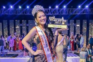 Nova Retalista menunjukkan plakat penghargaan sebagai juara dua di ajang Miss Supermodel Worldwide 2022 di India, (foto: dok pribadi)