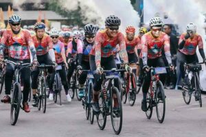 Bareng Ribuan Peserta, Ganjar Melaju Solo-Magelang di Tour de Borobudur 2022