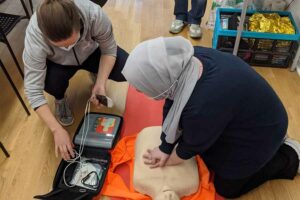 Ilustrasi pemberian pertolongan pertama CPR pada gagal nafas dan henti jantung. (foto: Martin Splitt, unsplash)