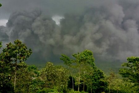 Sebanyak 1.979 Warga Lumajang Mengungsi Akibat Erupsi Gunung Semeru
