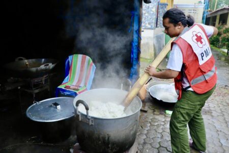 Tim Gabungan Dirikan Dapur Umum untuk Pengungsi Erupsi Semeru