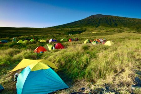 Mulai Januari Hingga Maret 2023, KLHK Tutup Jalur Pendakian Gunung Rinjani Salah satu area perkemahan di Gunung Rinjani, Lombok. (Foto: Koes Nadi, unsplash)