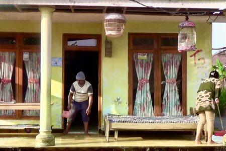 Lawan Trauma, Warga Pronojiwo Bersihkan Rumah dari Abu Erupsi Gunung Semeru