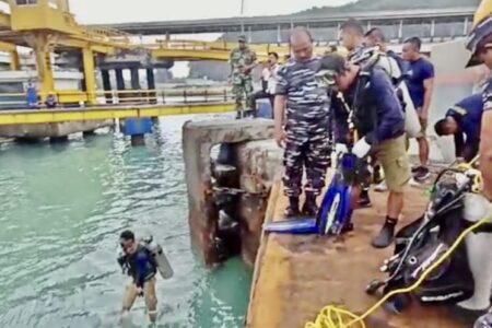 Tim Gabungan Evakuasi Truk Semen yang Terjebur ke Laut di Dermaga 5 Merak