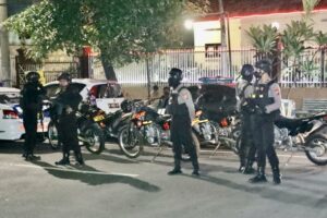 Polres Pelabuhan Tanjung Perak Patroli Skala Besar Basmi Gangster di Surabaya