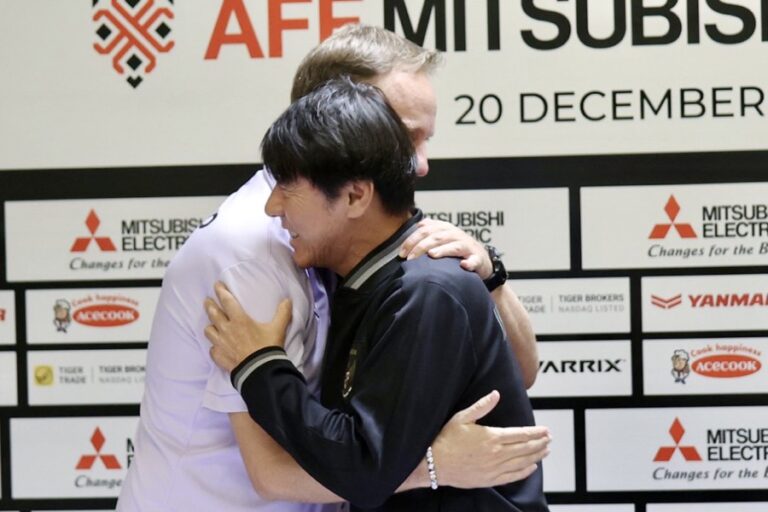 Pelatih Thailand Alexandre Polking berpelukan dengan Shin Tae-yong saat konferensi pers jelang pertandingan Piala AFF.
