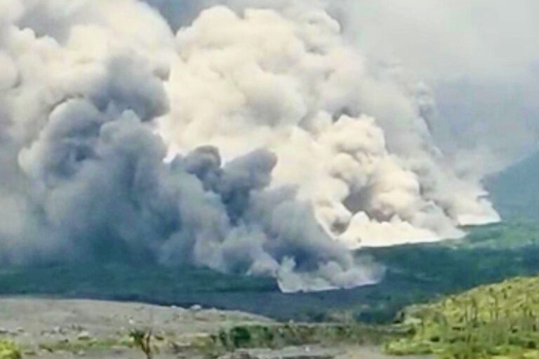 Waspada, Gunung Semeru Muntahkan Awan Panas Sejauh 7 Kilometer