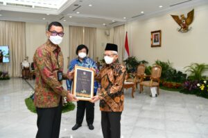 Memimpin Transformasi Hijau di Tubuh PLN, Anugerah Green Leadership Utama untuk Darmawan Prasodjo